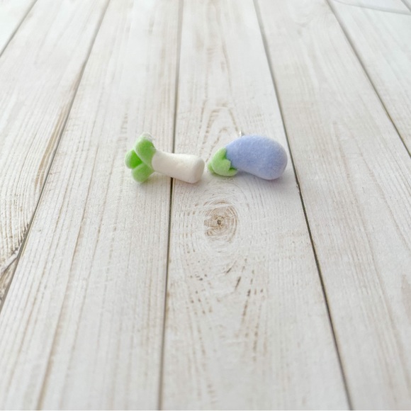 🖤 Fuzzy Veggie Earrings - Picture 2 of 5